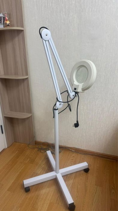 Лампа лупа напольная, косметологическая