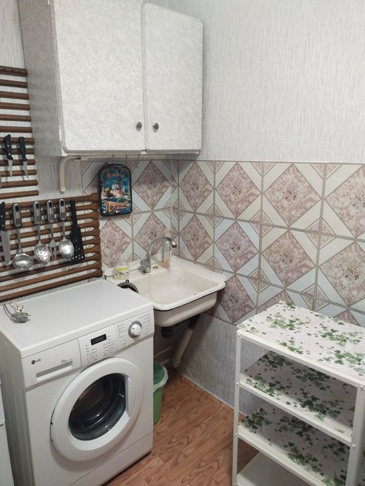 Приставка к раковине, табуреты.