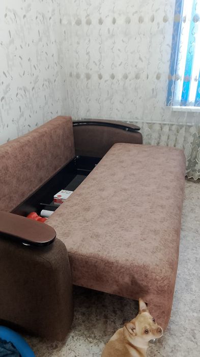 Диван б/у всё целое, чистый.