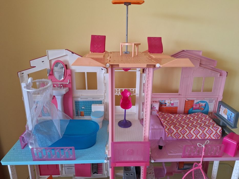 Къщата на Барби Barbie с подарък