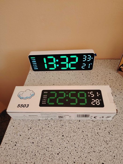 Ceas digital de perete LED cu higrometru