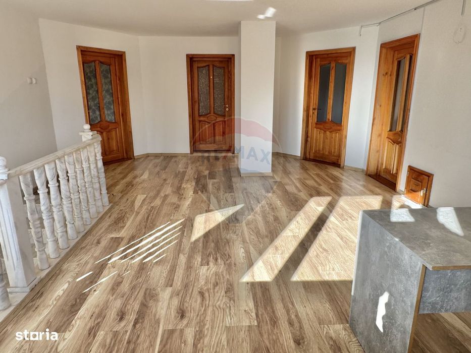 Casă / Vilă cu 6 camere de închiriat în zona Iosia