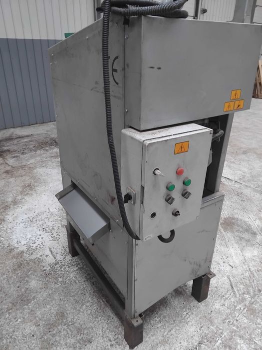 Vand spărgător industrial de nuci, procesează 200 kg pe oră,  preț 5.000 euro
