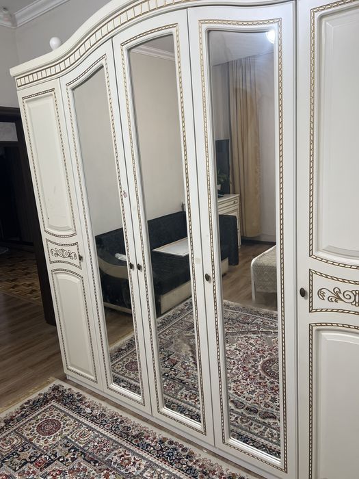 Продам срочно шеаф и тумбы