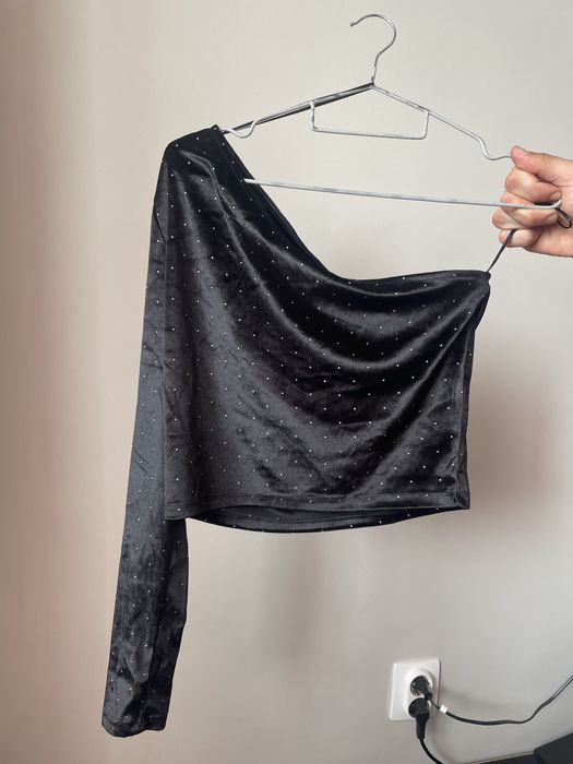 Блуза с един ръкав и камъни