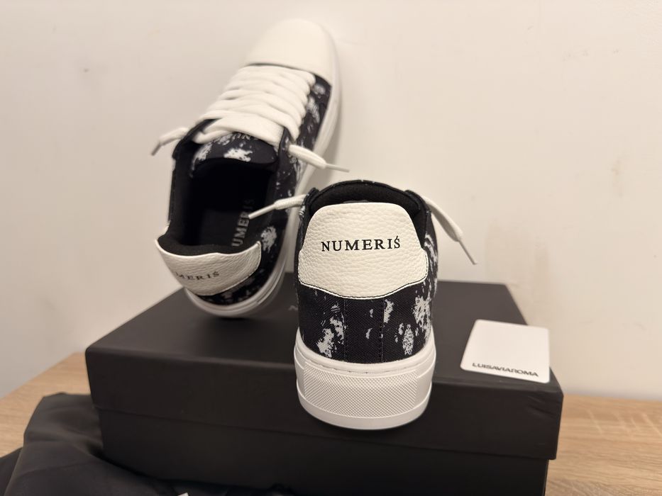! Reducere ! Adidasii numeris negri/alb