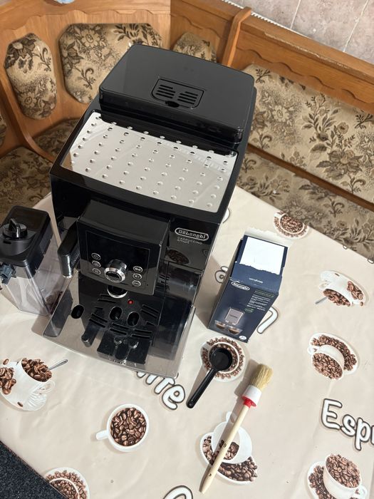 Vand aparat de cafea DeLonghi