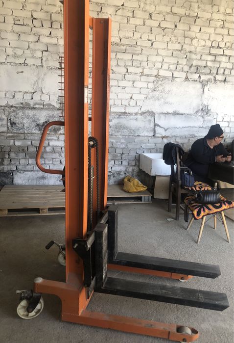 Продам штабелер 250 000