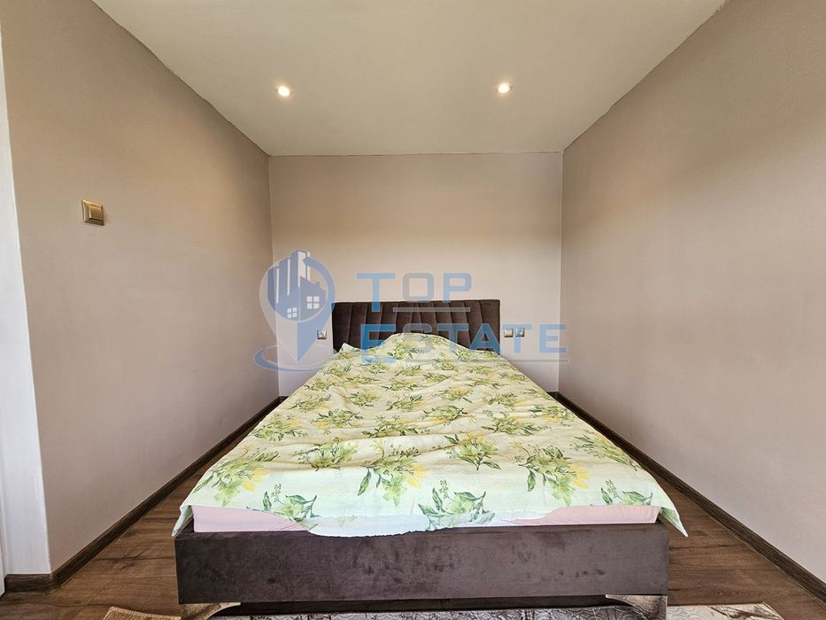 Двуетажна обзаведена и ремонтирана къща с три спални в село Страхилов