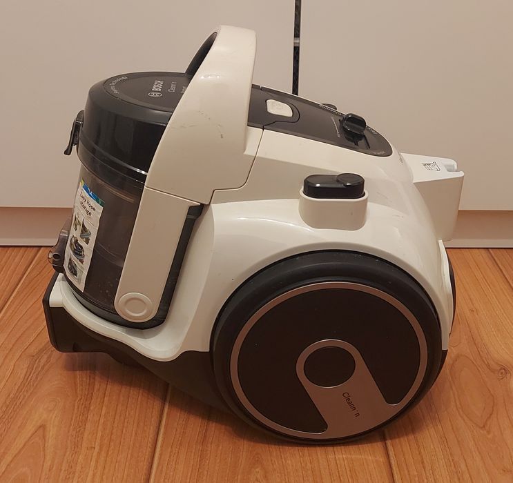 Vând aspirator fără sac Bosch BGS05A222, 700 W Alb