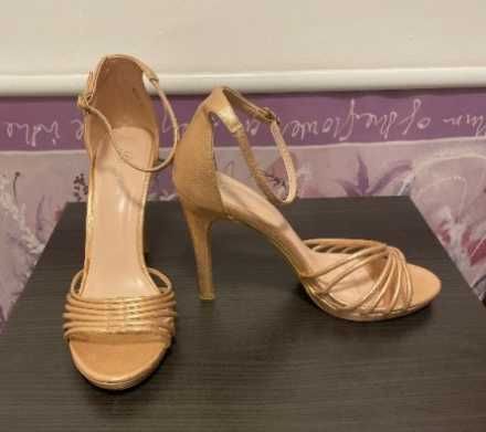 Дамски златисти сандали – елегантни и удобни, номер 39