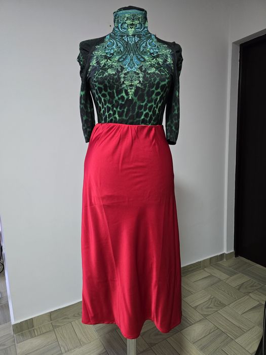 Top animal print cu umeri bufanti;