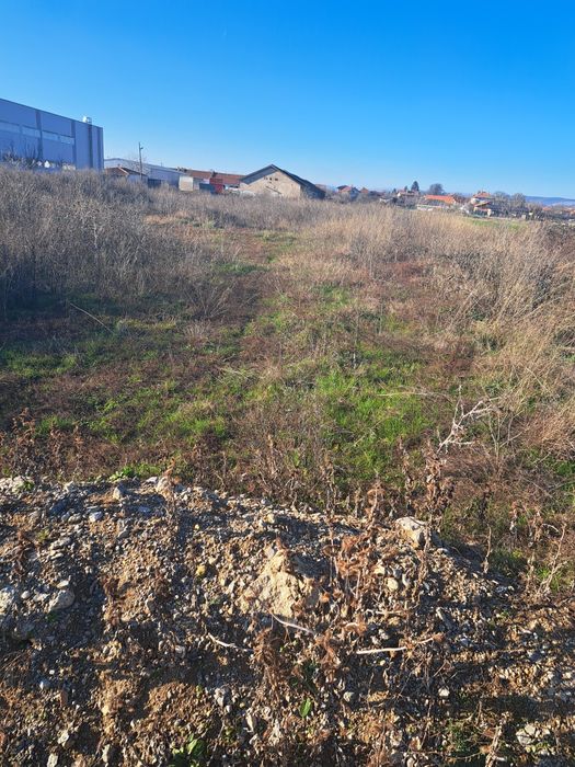 Дава се под наем място в гр.Костинброд