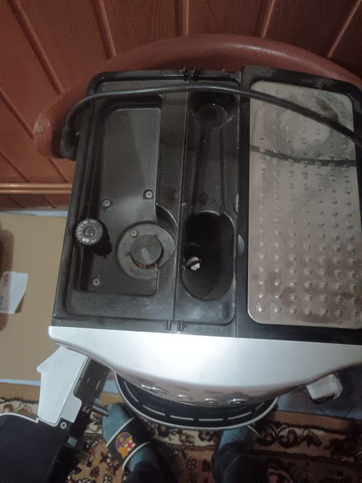 Vând aparat de cafeaDe'Longhi Magnifica  modelul ESAM 4200 defect