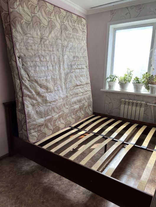 Продам кровать без матраса.