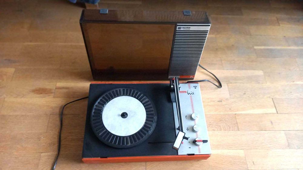 Предлагам работещ грамофон