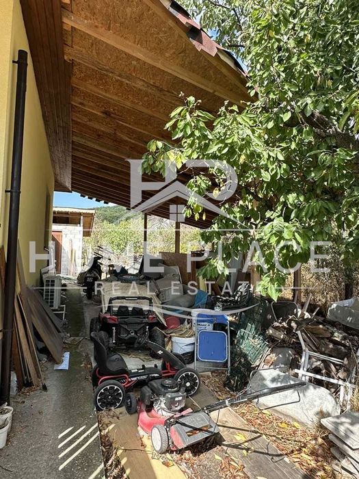 Къща с двор, две паркоместа и барбекю зона в с.Слънчево.