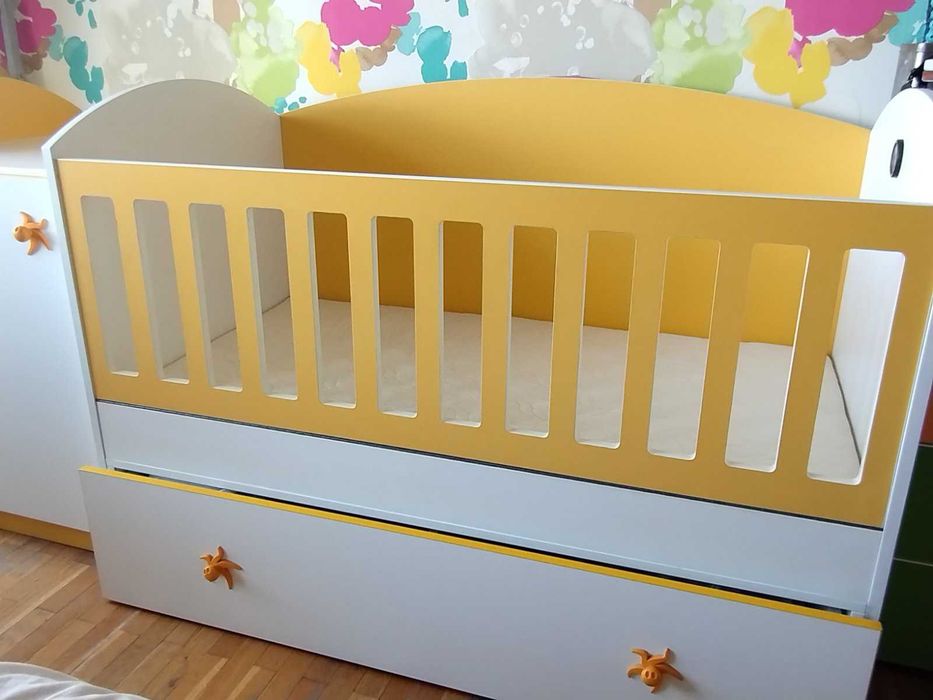 Бебешко легло със шкаф повивалник