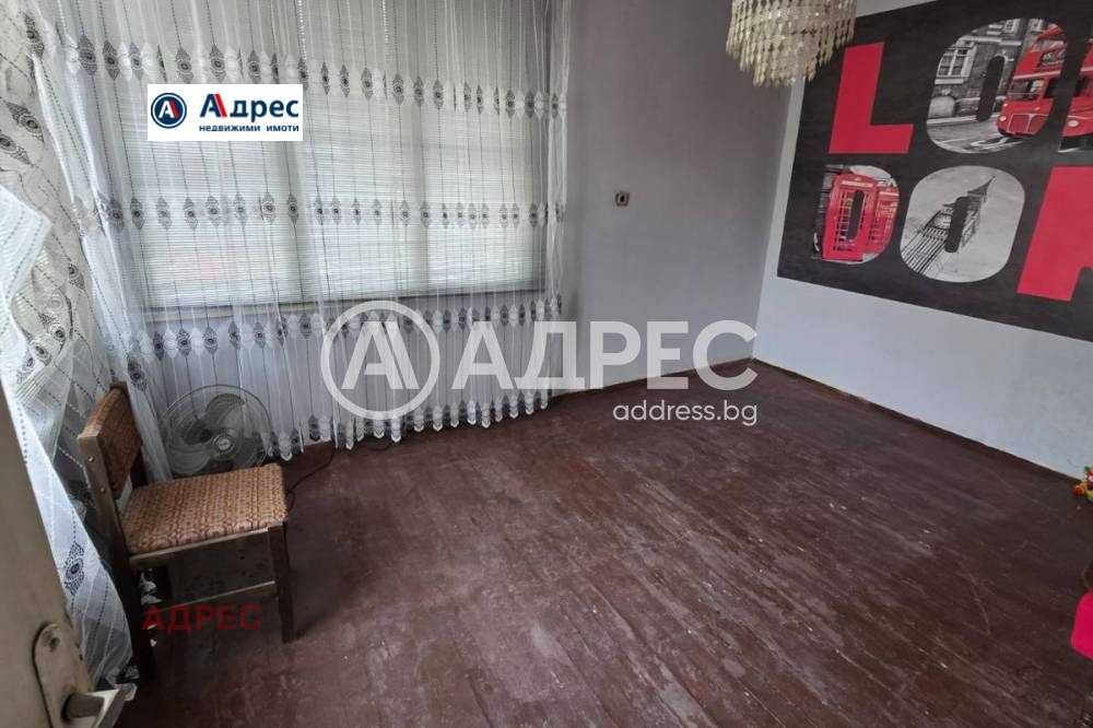 Къща близнак на два етажа, разположена в спокоен и тих квартал в град Видин