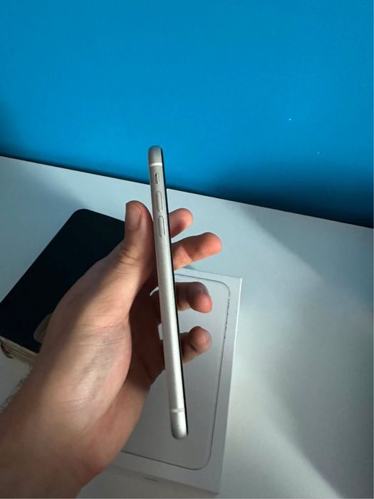 iPhone 11 White 64GB, 75% baterie + 5 huse incluse