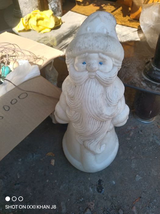 Дед мороз, гирлянды, ёлочные игрушки.