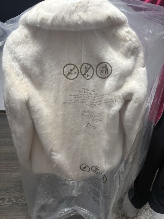 Пухено палто Guess