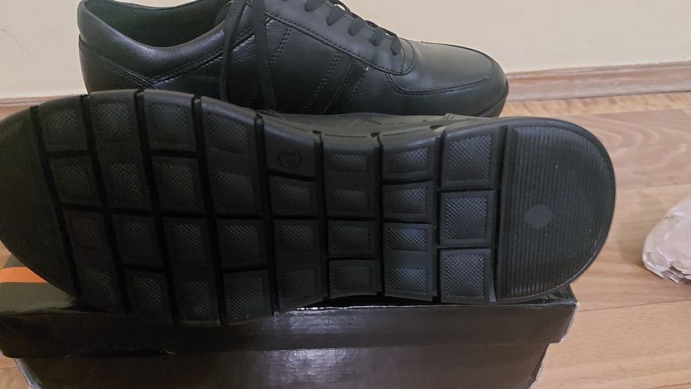 Продам кожаные кроссовки  новые