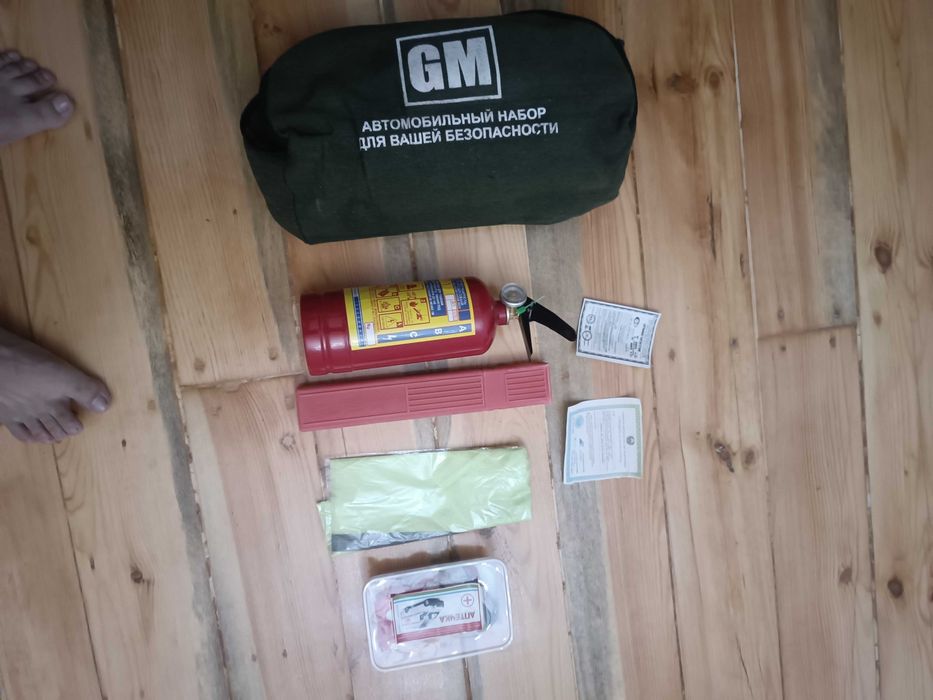 Аптечка для автомобиля в комплекте. Агнитушитель комаган. Аптечка бор
