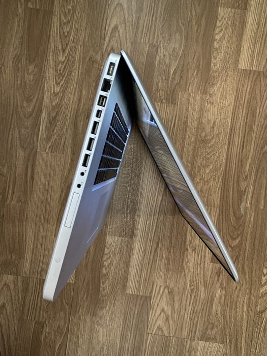 Laptop Apple MacBook Pro intel core i7,Tastatură luminată,Display mare de 17 inch led,8gb ram ddr3,SSD disk 130gb memorie,baterie nouă 169 de cicluri