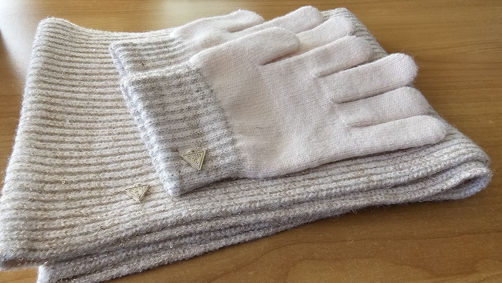 Шал и ръкавици Guess (оригинални)