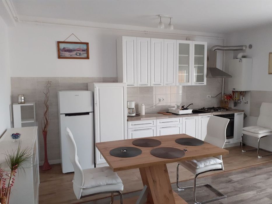 Apartament de inchiriat 2 camere, 2 bai, zona centrala Foresti