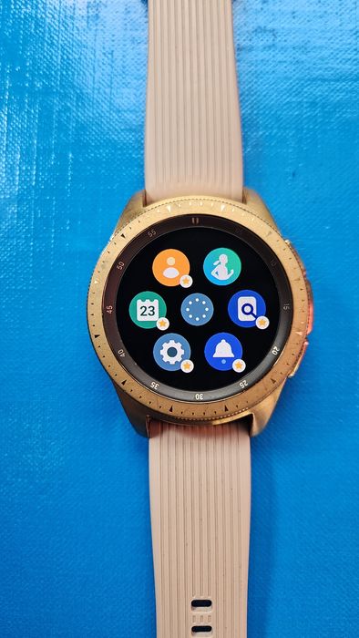 Продавам смарт часовник Samsung Galaxy Watch 42mm Rose Gold SM-R810