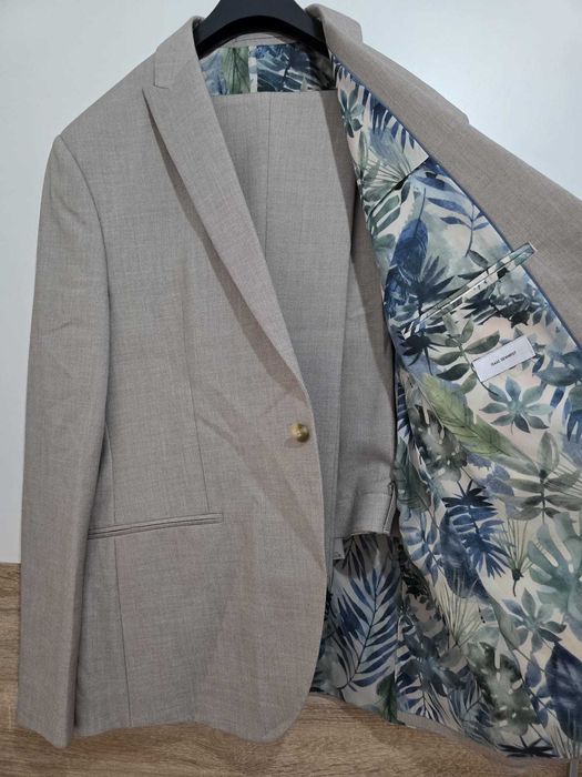 Vând costum Isaac Dewhirst  nou, nefolosit