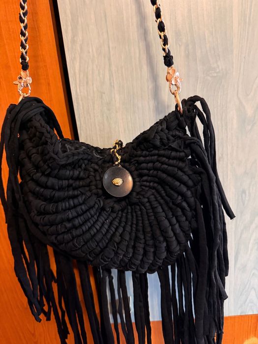 Geanta neagră crossbody handmade croșetată cu franjuri