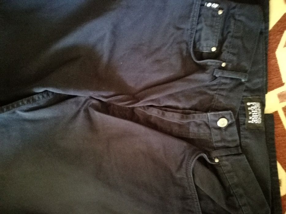 Продавам мъжки дънки GF FERRE