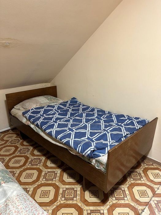 Продам кровати и круглый стол