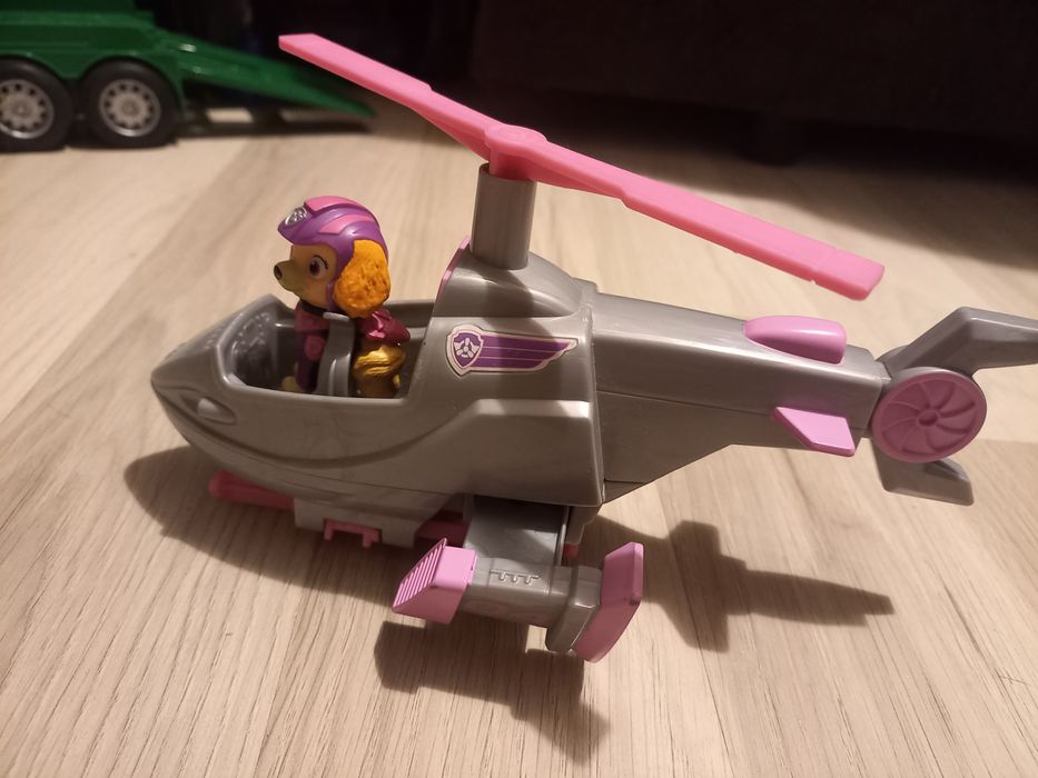 Set Paw Patrol - Vehicul Deluxe cu figurina Skye