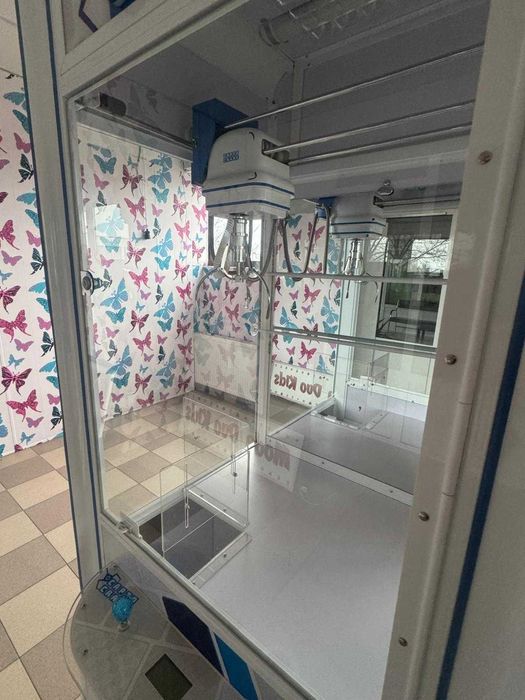 Vând joc distractiv - automat tip „claw machine”