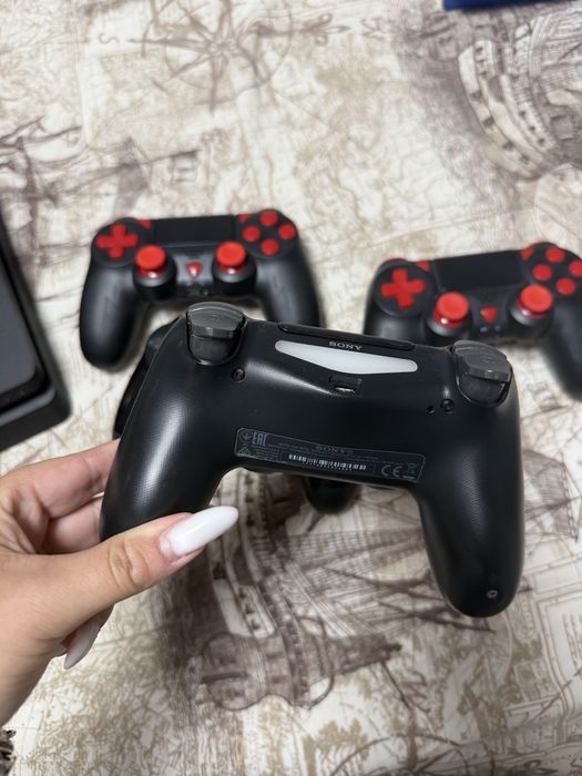 Playstation 4 slim с 3 джойстика и игри