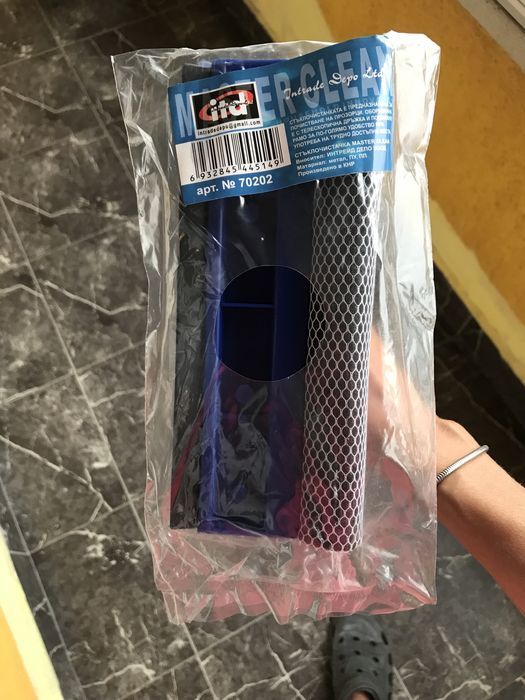 Метла с разтегателна силиконова шпатула и уред за почистване на стъкла