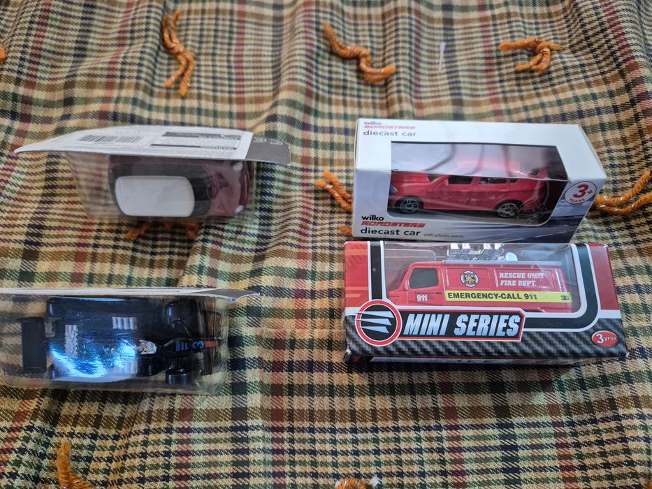 Set 4 mașinuțe noi, 2 din metal