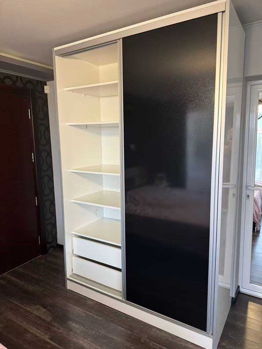 Гардероб прахово боядисан черен металик и бял гланц на плъзгане с блум