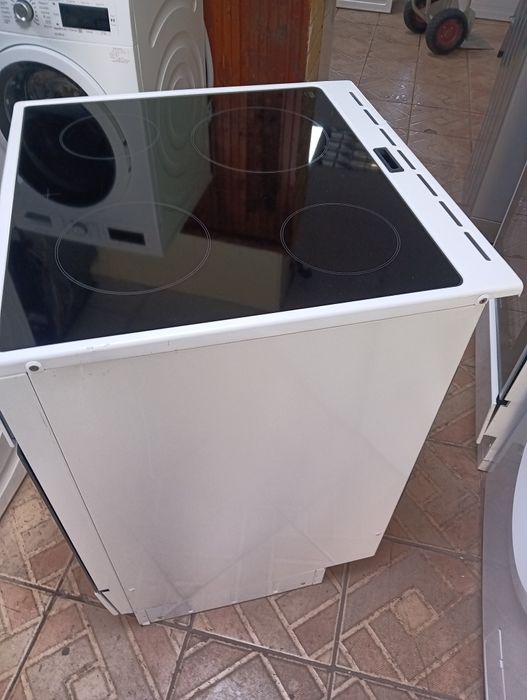 Свободно стояща печка с керамичен плот Бош Bosch с 2 години гаранция!