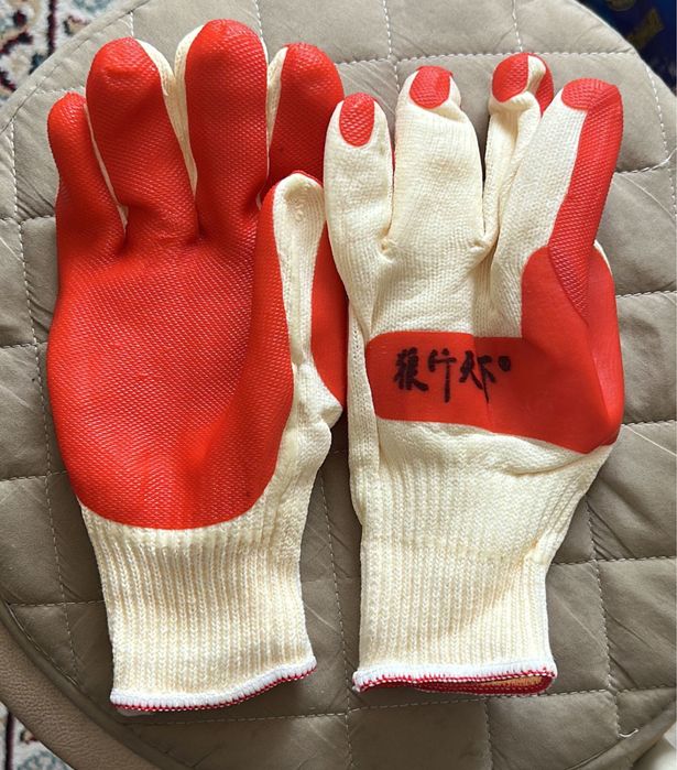 Продам новые перчатки , жилеты