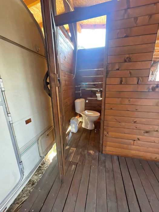 Продавам каравана на плажа- къмпинг Китен с оборудван навес