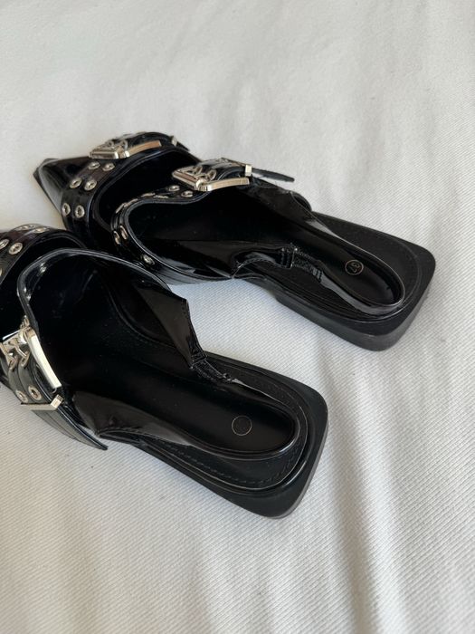 Лачени обувки с колан