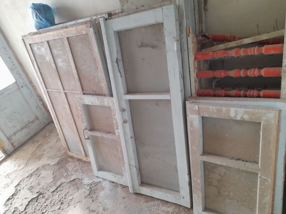 Рамалар ойналари билан, эшиклар  сотилади.  1 машин чикип боради