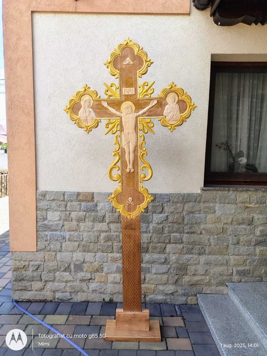 Cruce sculptata din lemn sculptata manual pe ambele parti
