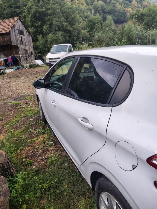 Vând Peugeot 208