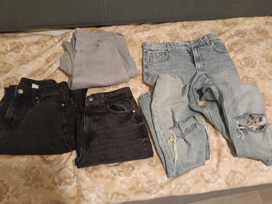 4 perechi Blugi dama mărimea XS. La 30 lei perechea.